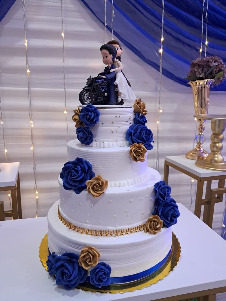 Torta de gala azul y oro con embalaje seguro para despacho a Espinar por Pastelería Shamy
