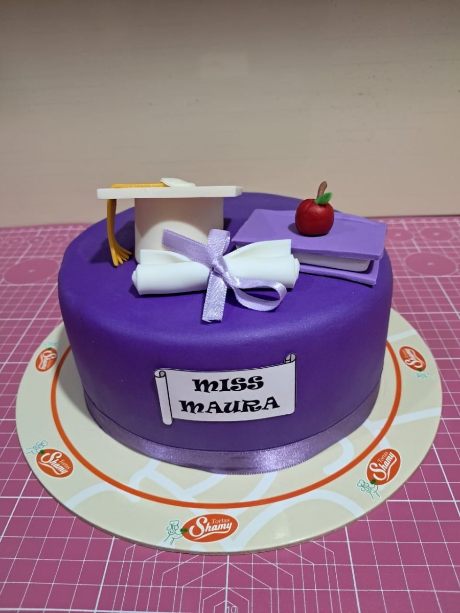 Torta de homenaje docente y birrete Miss Maura