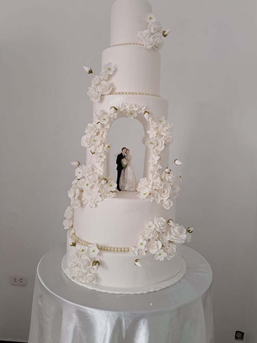 Torta monumental blanca de 5 pisos entregada por Pastelería Shamy